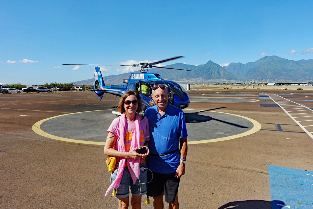 Doris und Paul vor dem Blue Hawaiian Helikopter Doris und Paul vor dem Blue Hawaiian Helicopter
