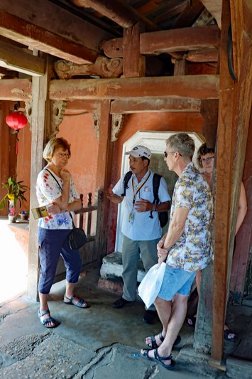 Hung erklärt die Bedeutung der Brückenfiguren