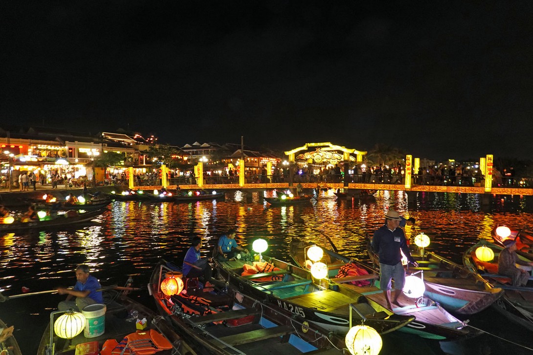 Fischer warten mit ihren Lampion-geschmückten Booten auf Fahrgäste