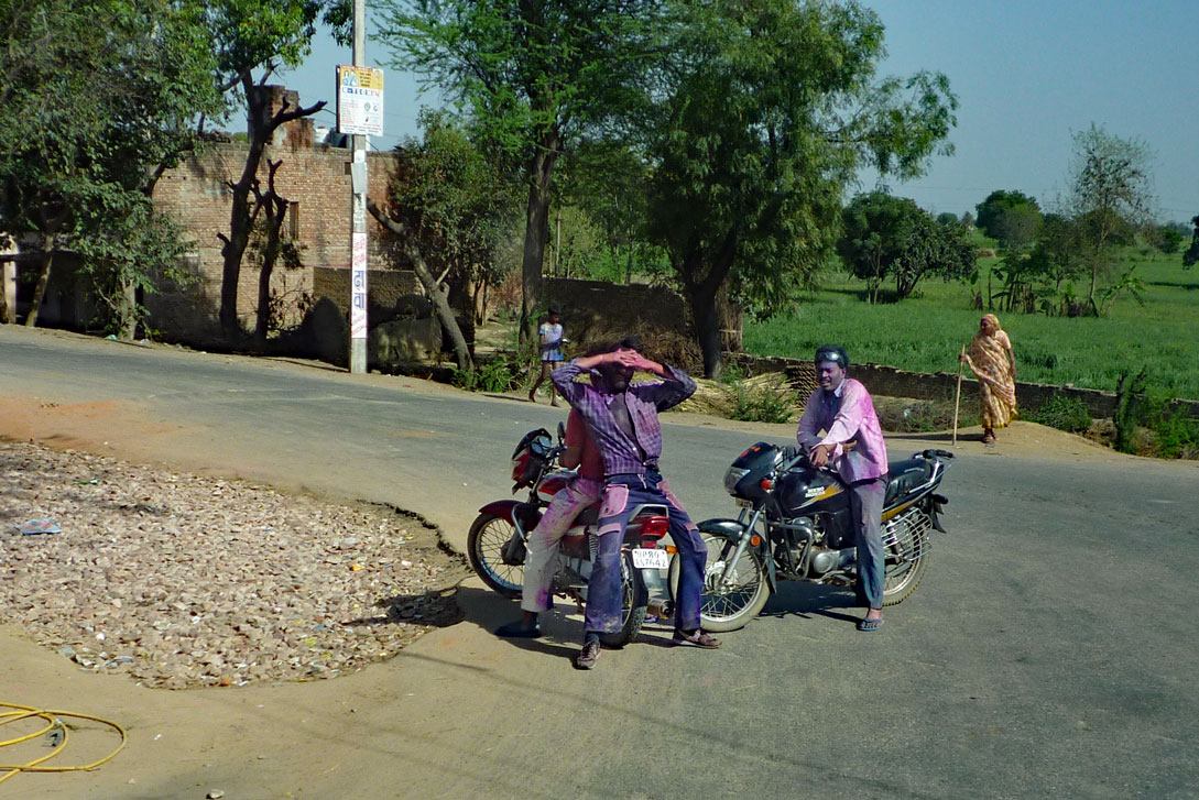 Besprühte Holi-Teilnehmer auf dem Motorrad