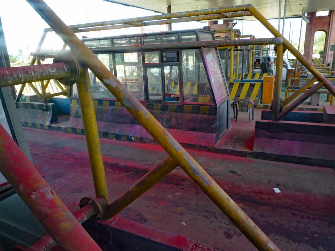 Zahlstelle an der Autobahn nach dem Holi-Fest