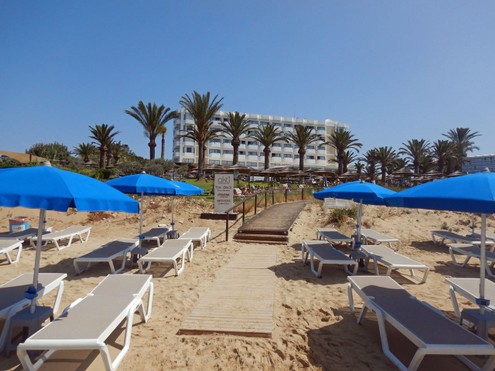 Weg vom Strand zur Liegewiese und zum Hotel