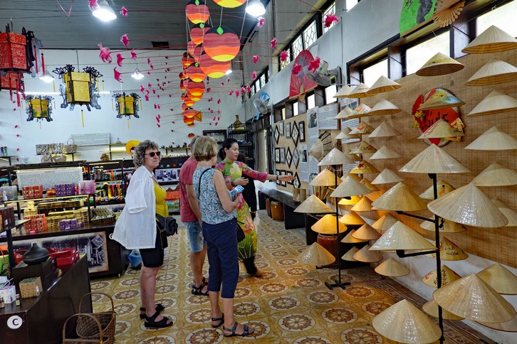 Strohhutverkäuferin