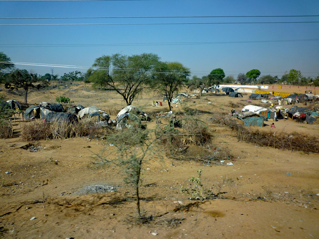Behelfswohnungen am Rande der Dörfer