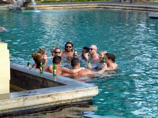 Australier im Pool des Interconti in Jimbaran