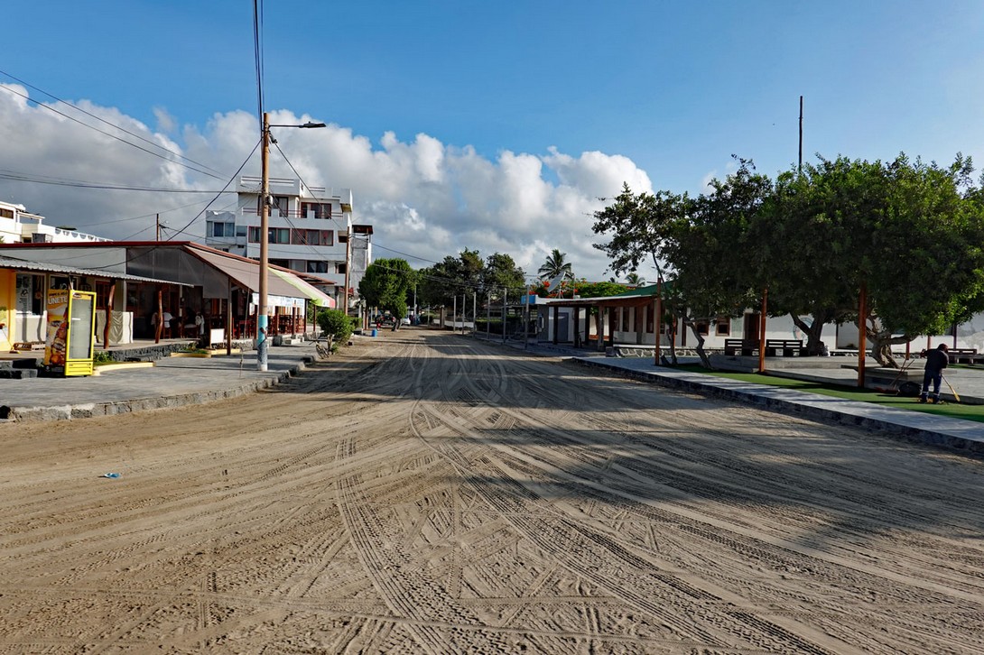 Straße in Villamil auf der Insel Isabela