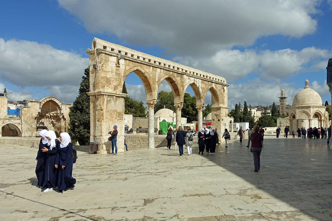 Auf dem Vorplatz vom Felsendom in Jerusalem
