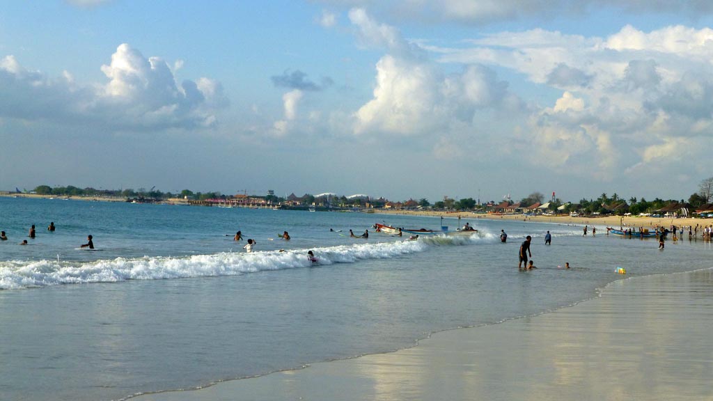 Kinder der Fischerfamilien am Strand von Jimbaran