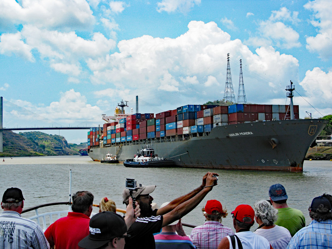 Containerschiff an der Centennial Bridge