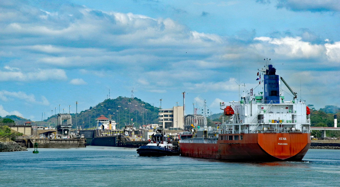 Tanker fährt durch den Panamakanal