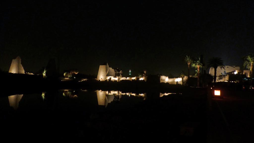 Die beuchtete Tempelmauer in Karnak