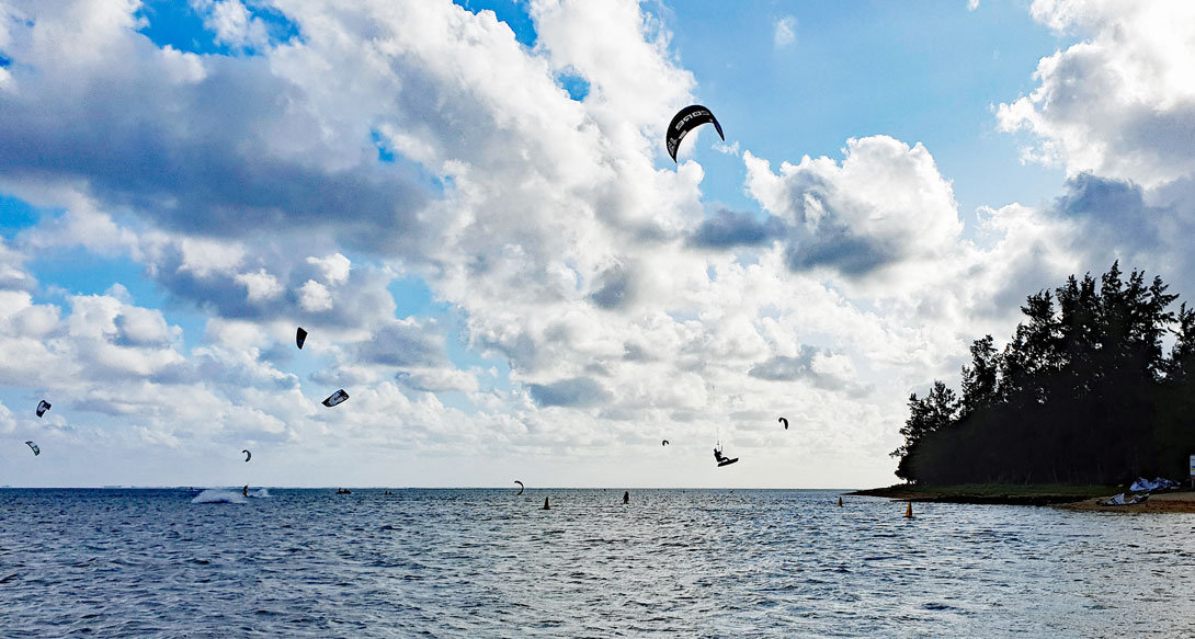 Kitesurfer in der Lagune von Bel Ombre