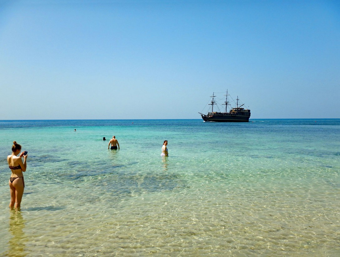 Glasklares Wasser am Glyki Nero Beach in der Bucht von Ayia Napa