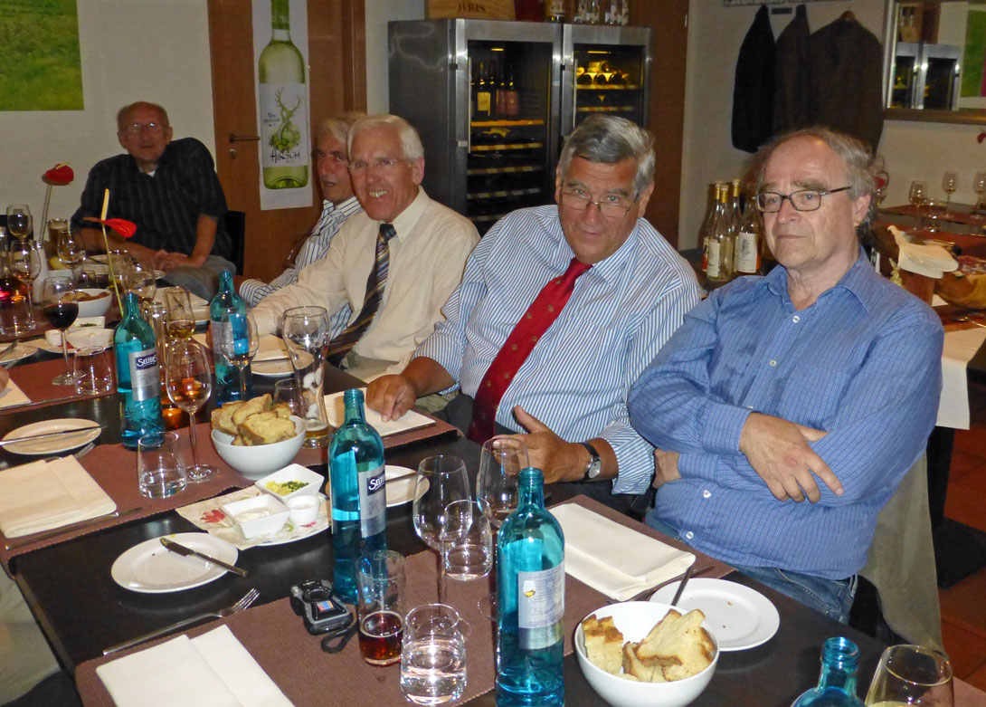 Klassentreffen OIb 2013-05 Frank de Reus mit Hermann-Josef Heyers, Theo Schwakenberg und Viktor Pilarczyk im Hintergrund