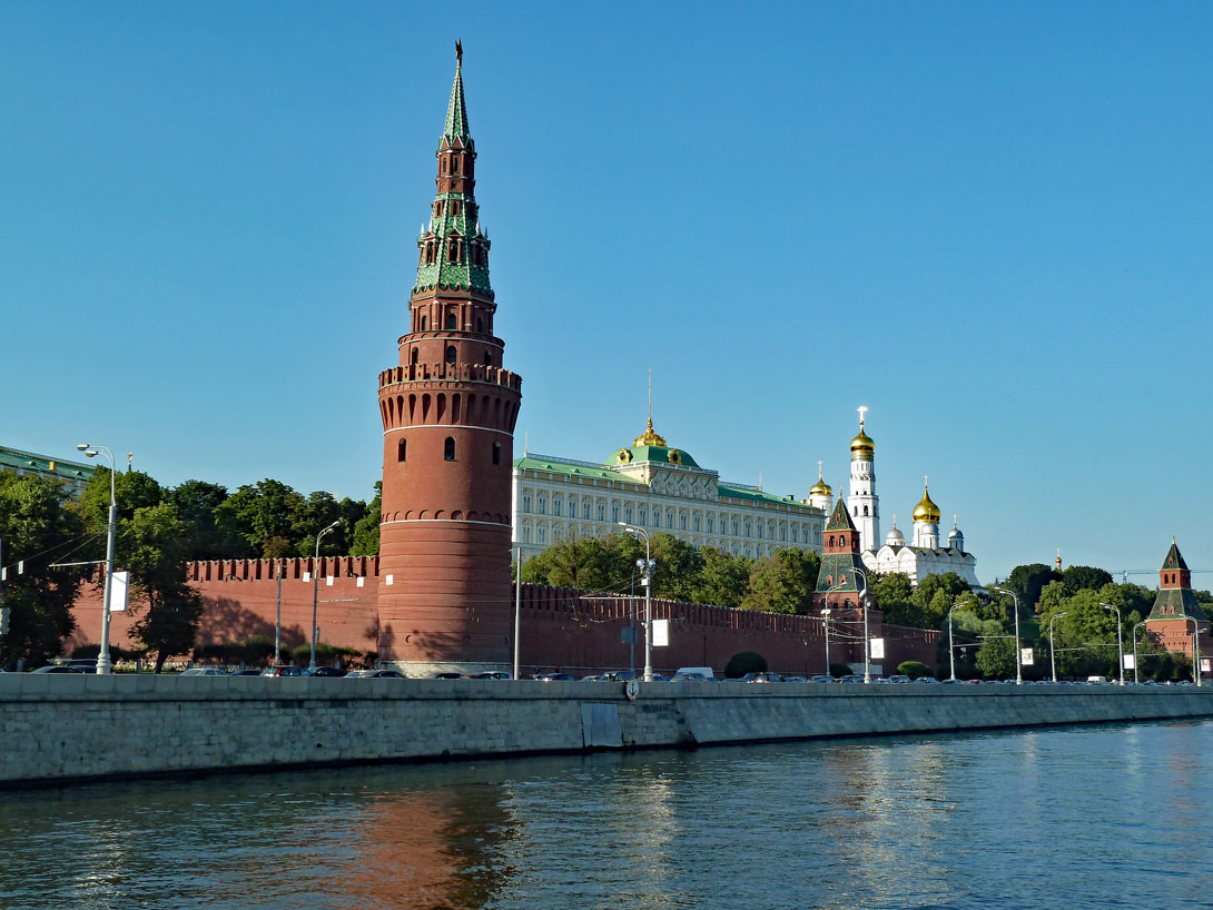 Der Kreml mit dem Regierungspalast von der Moskwa aus