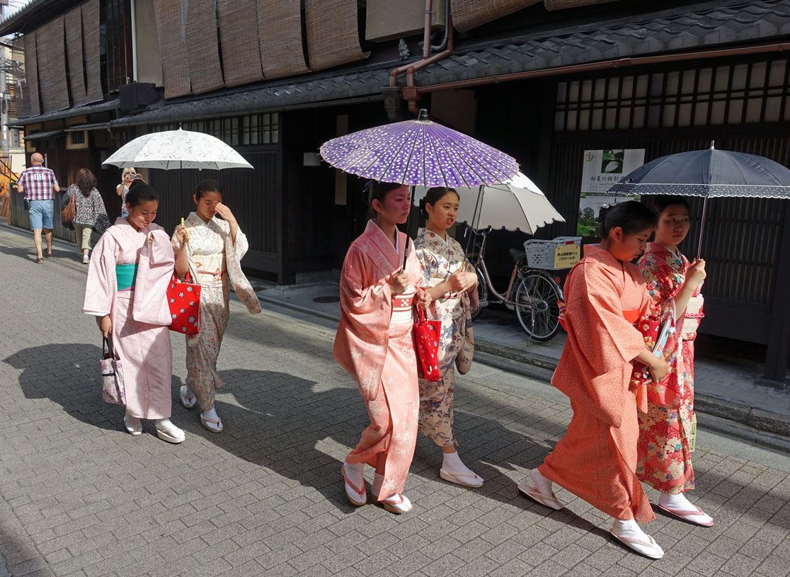 Touristinnen in Kimonos in Kyoto
