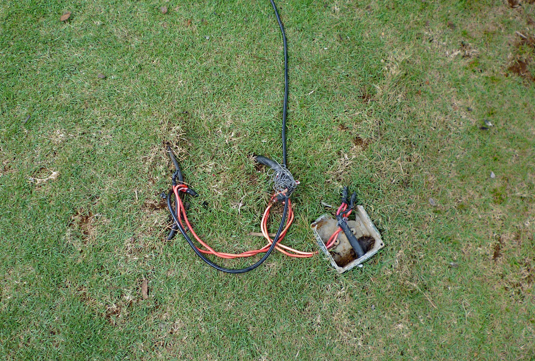 Typisch indisch: Die Elektrokabel liegen frei auf dem Rasen.