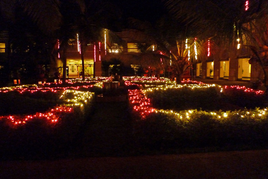 Illuminierter Garten vom Lalit Hotel Goa