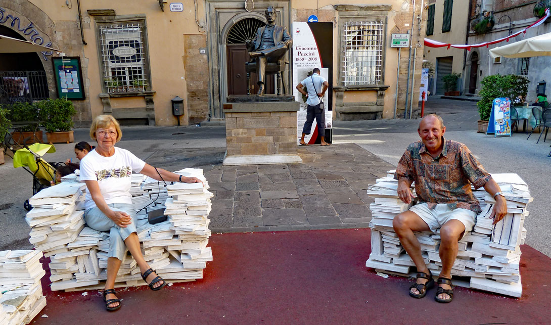 Vor dem Geburtshaus von Giacomo Puccini