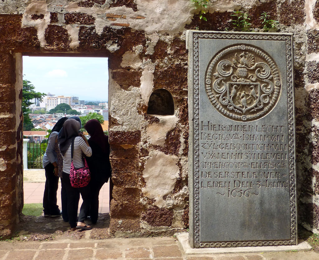 Grabplatten mit holländischen Inschriften in Malakka