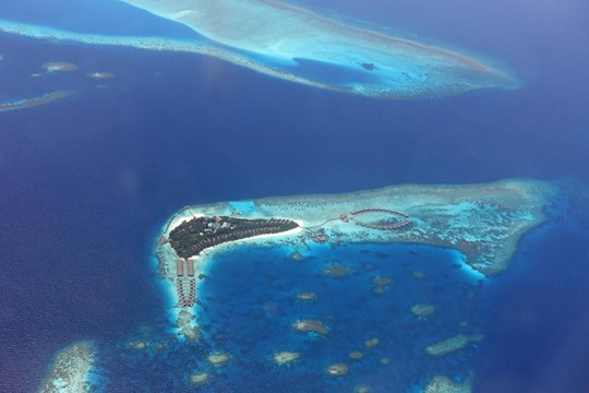 Inselwelt der Malediven aus der Luft