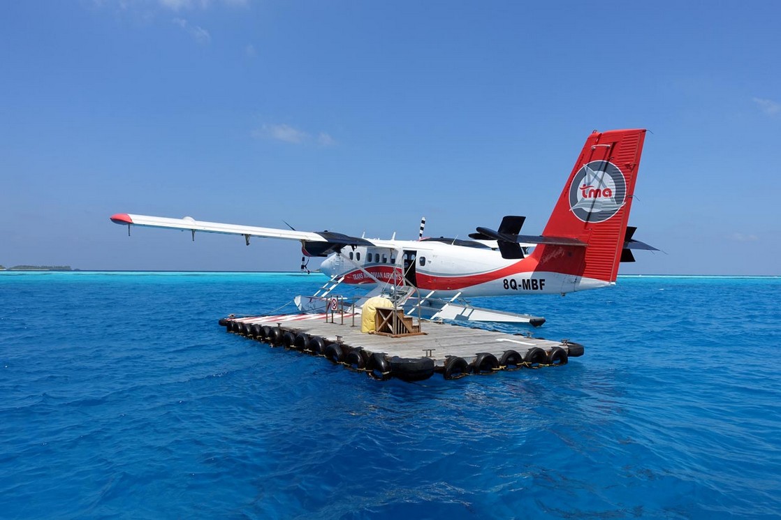 Ponton mit Wasserflugzeug