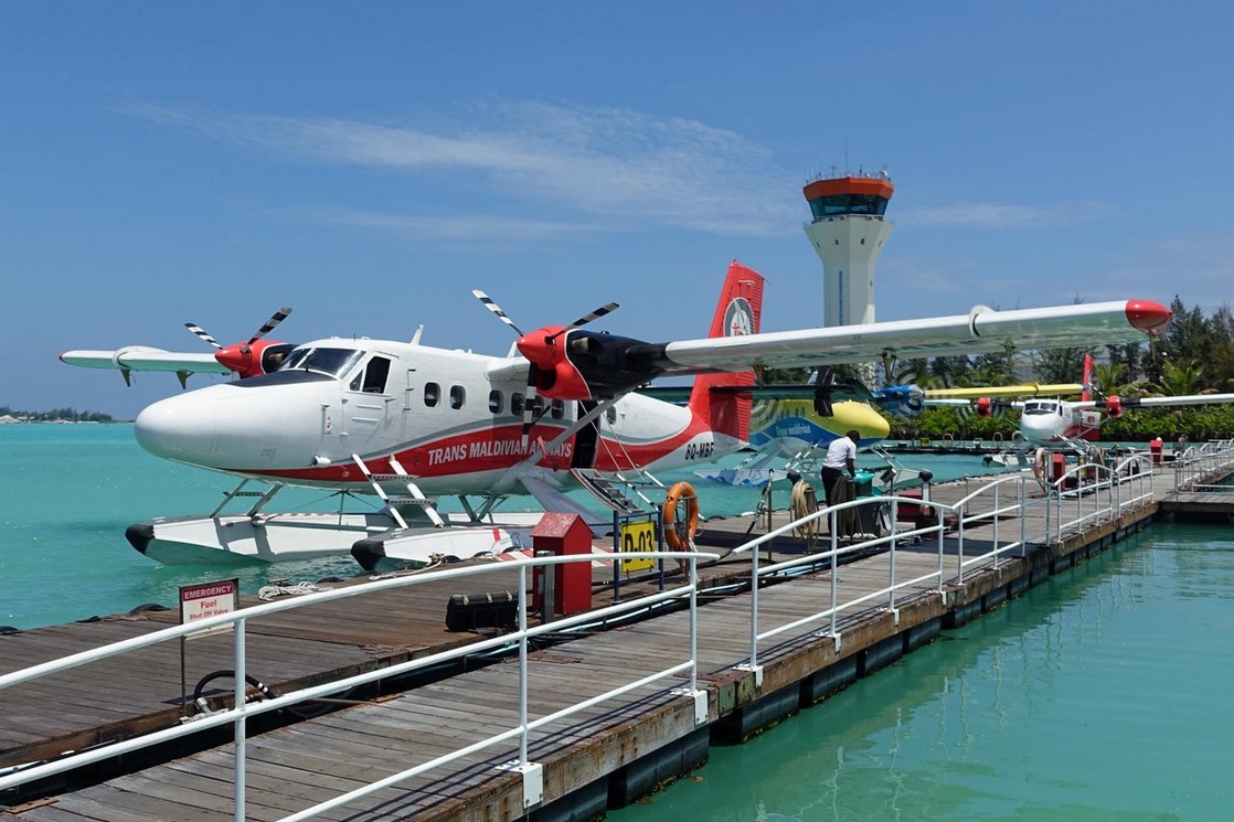 Wasserflugzeug im Terminal von HulHule