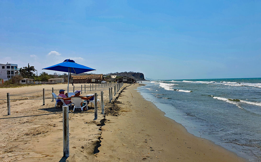 Mit Bier und Eisbox gemütlich unter dem Sonnenschirm