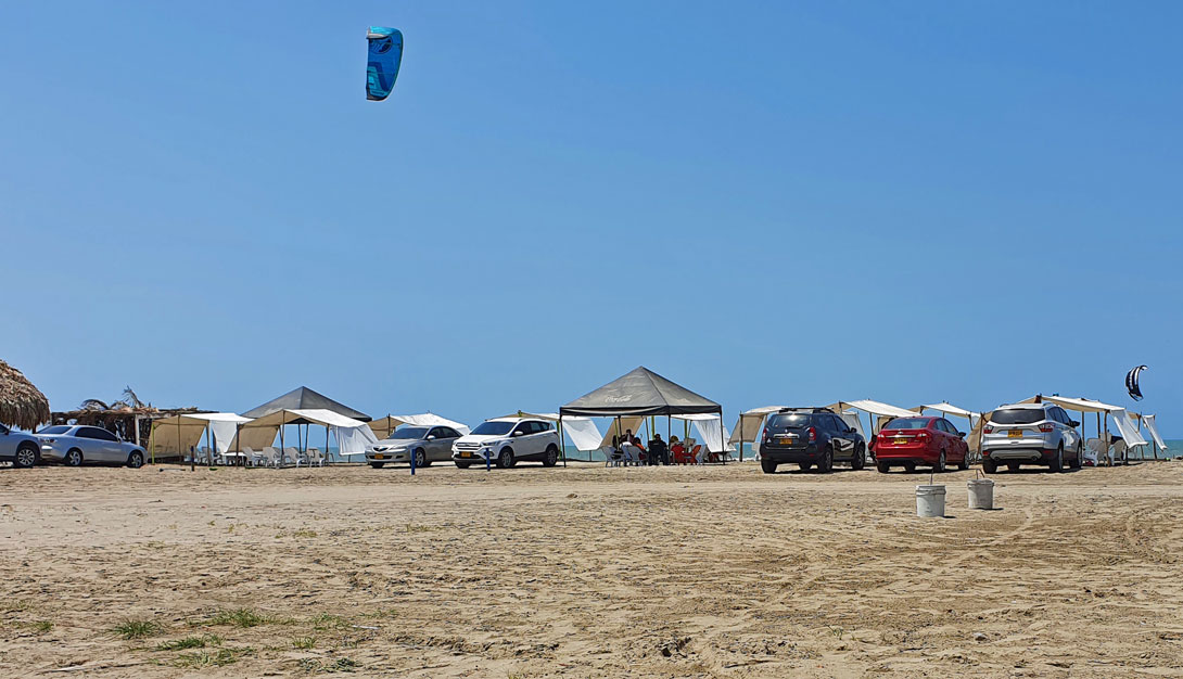 Autos und Zelte am Manzanillo Beach