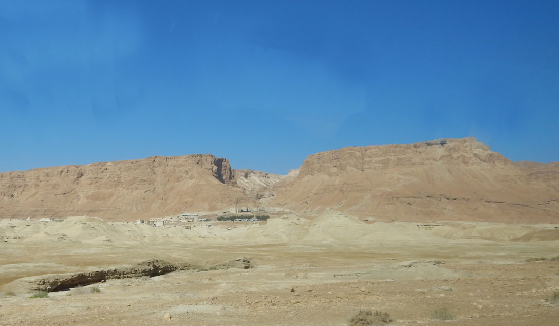 Masada vom Toten Meer aus gesehen