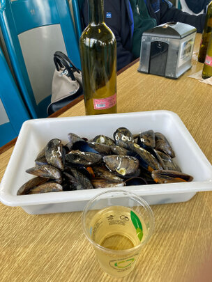 Muschelmahlzeit auf dem Schiff
