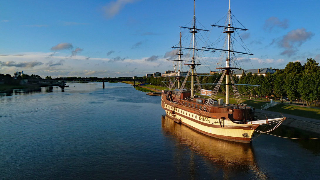 Altes Hanseschiff auf der Wolchow in Nowgorod