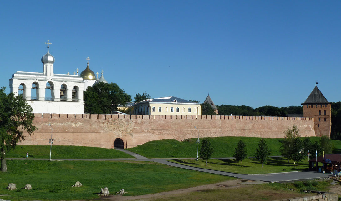 Die Kremlmauer in Nowgorod von der Wolchow aus