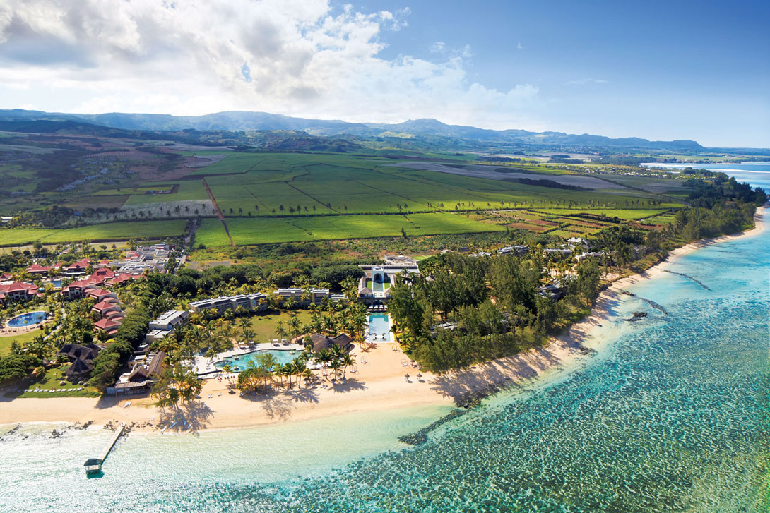 Luftbild vom Strand vor derm Outrigger Mauritius Resort