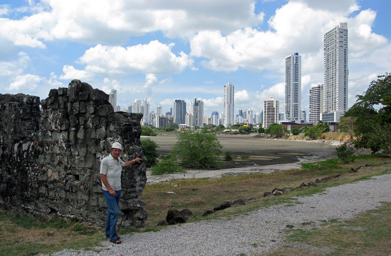 Blick von Panama Viejo auf die City