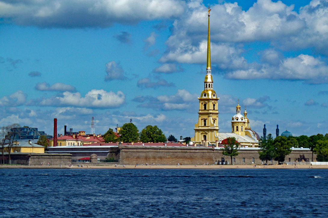 Die Peter-und-Paul-Festung auf der Haseninsel mit der Kathedrale