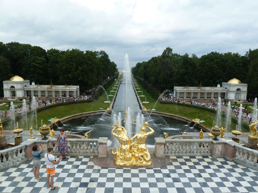 Springbrunnen in Peterhof und Allee zum Meer