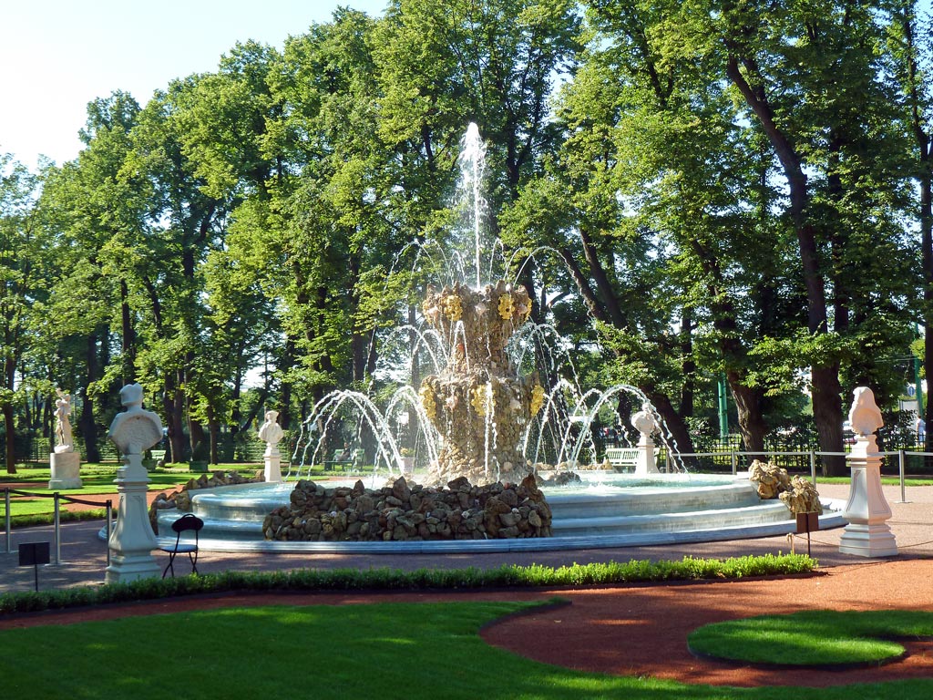 Schöne Skulpturen und Springbrunnen im Sommergarten von Zar Peter I.