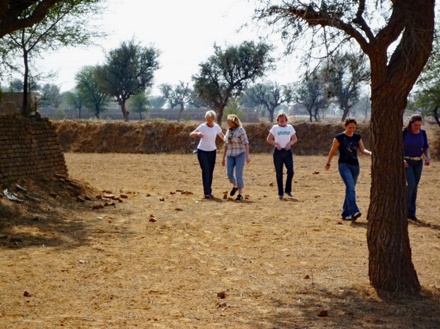 Pinkelpause auf freiem Feld hinter der Mauer