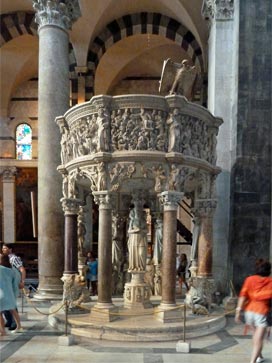 Kanzel aus Marmor im Dom von Pisa