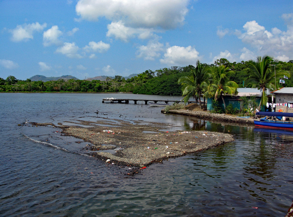 Unrat im Hafen von Portobelo