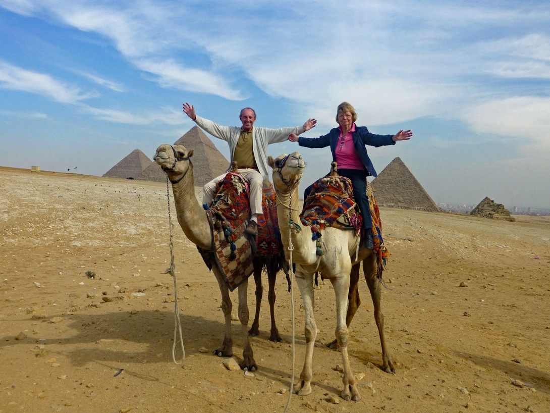Inge und Paul vor den Pyramiden