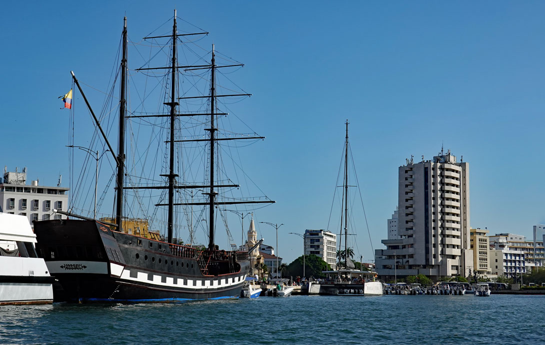 Das Piratenschiff Phantom an der Bodeguita in Cartagena