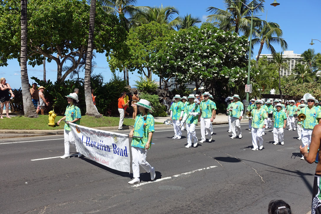 Die Royal Hawaiian Band auf der Kalakaua Ave Aufmarsch der Royal Hawaiian Band