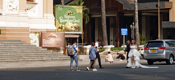 Hochzeitspaar auf dem Platz vor dem Opernhaus in Saigon