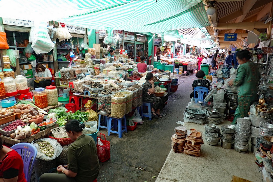 Durchgang zwischen den Geschäften auf dem chinesischen Markt