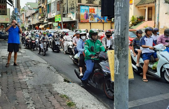 Motorrollerverkehr am Sonntag in Saigon