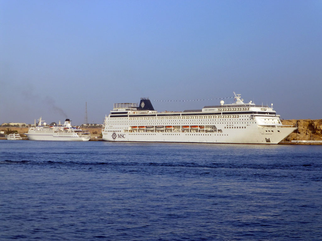 MSC Armonia mit MS Berlin