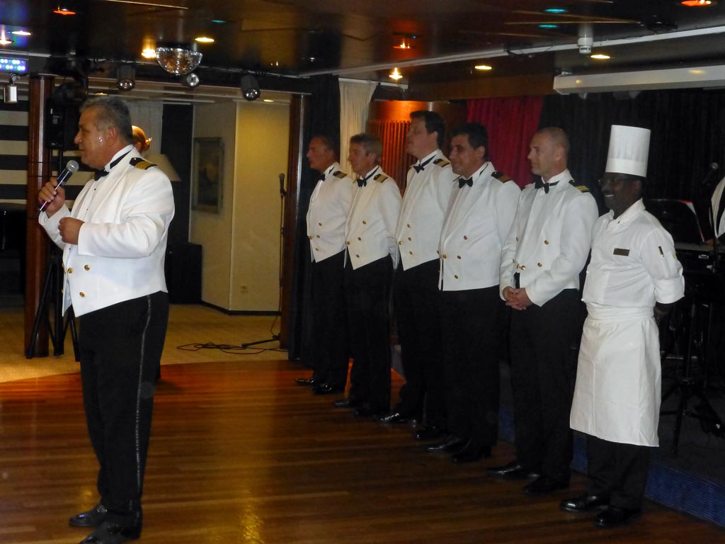 Der Kapitän stellt die Mannschaft vor