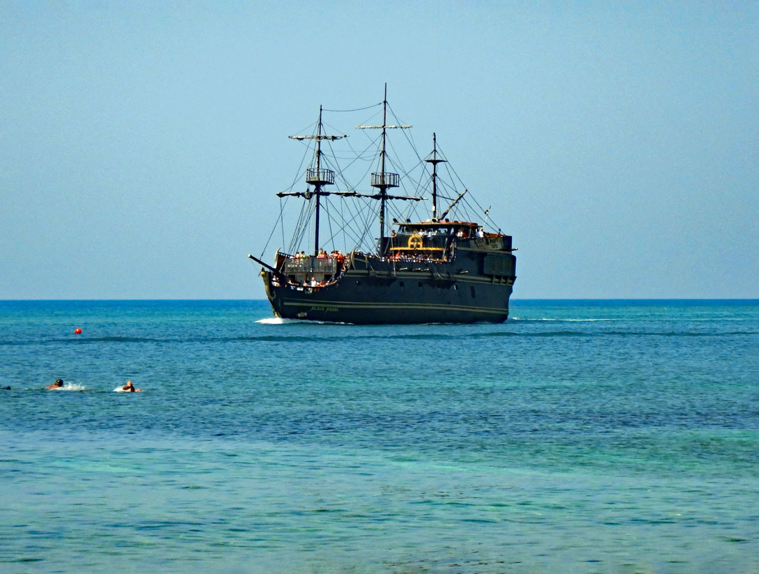 Piratenschiff Black Pearl vor dem Strand von Ayia Napa